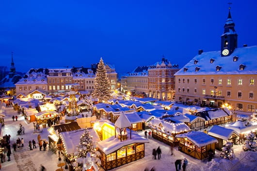 Marché de Noël enneigé