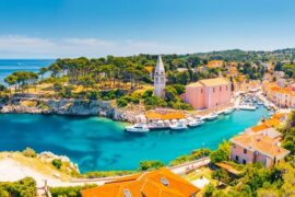 Vue d'un petit port en Croatie