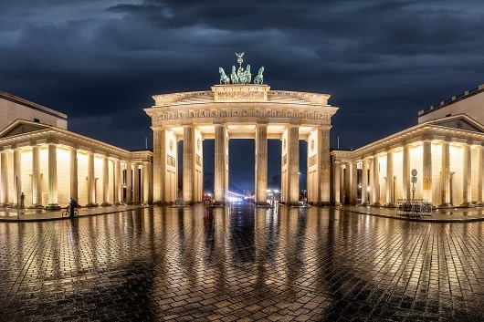 Vue nocturne de la porte de Brandebourg à Berlin