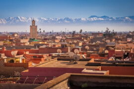 Vue de Marrakech avec montagnes enneigées au loin