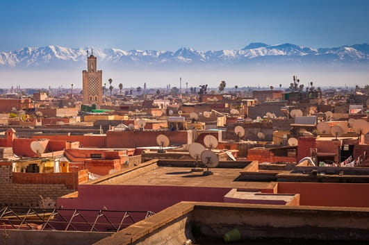 Vue de Marrakech avec montagnes enneigées au loin