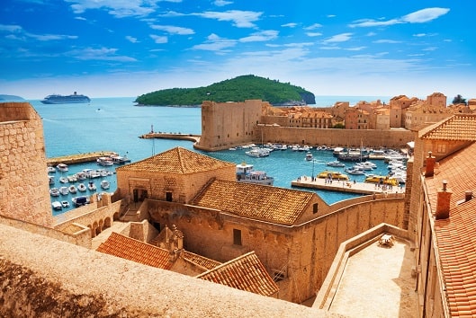 Vue du port et des remparts de Dubrovnik