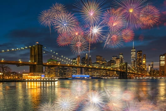 Vue du pont de Brooklyn sous un feu d'artifice