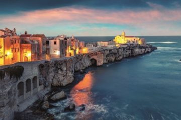 Coucher de soleil sur ville côtière du Gargano