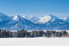 Paysage de montagne enneigées au bord d'un lac