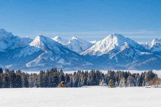 Paysage de montagne enneigées au bord d'un lac
