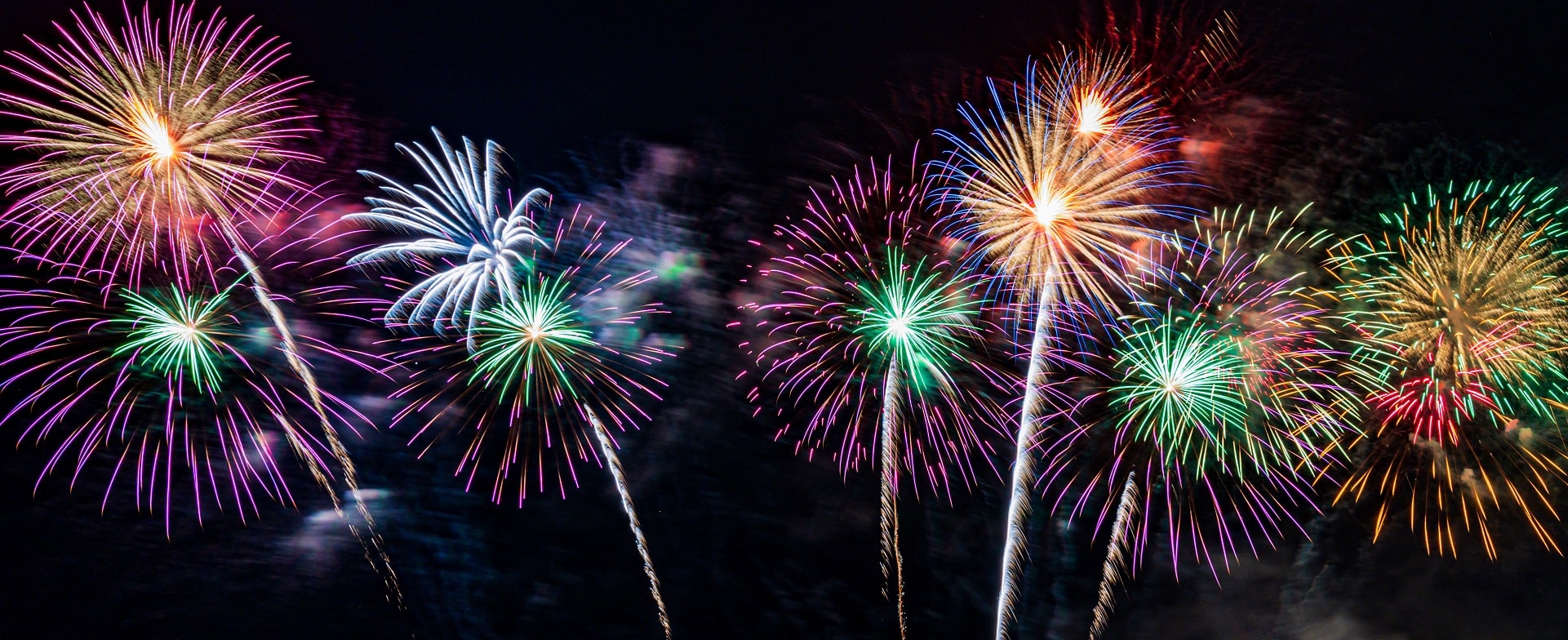 Feu d'artifice dans ciel de nuit
