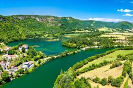 Paysage lac et montagnes du Jura