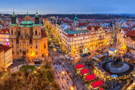 Vue aérienne de Prague et son marché de Noël